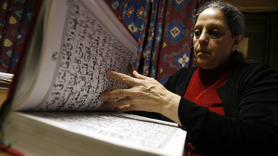 Писатель и клинический психолог Лале Бахтияр — автор первого «феминистского» перевода Корана на английский язык, опубликованного в 2007 году